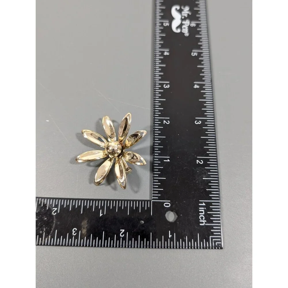 Vintage Gold Tone Daisy‎ Flower Brooch Mod MCM Classic Retro Pin 3D